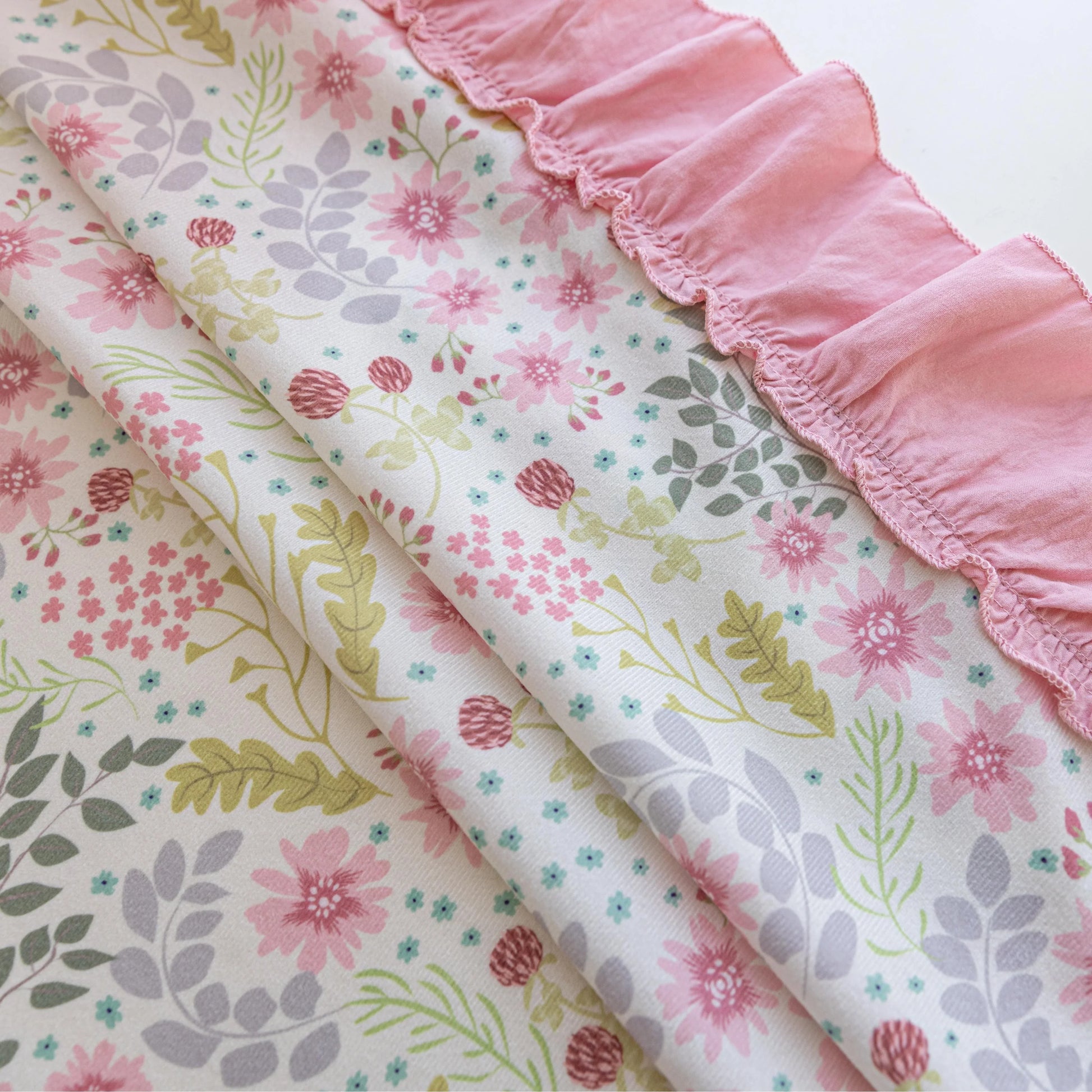 Add a romantic touch to your home with our floral curtain, featuring soft pink ruffle edges and delicate flower prints. Perfect for bedrooms or living rooms, it blends elegance, coziness, and charm.