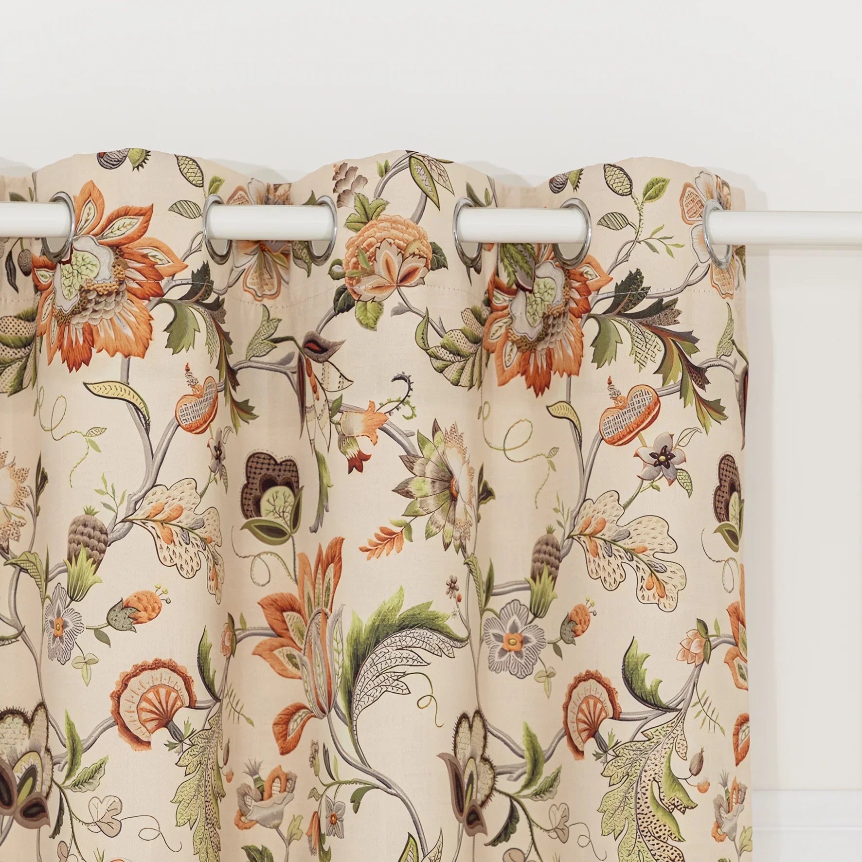 Vintage floral blackout curtain with warm orange and green tones on a beige background, combining classic charm with effective light-blocking and privacy for a cozy home atmosphere.