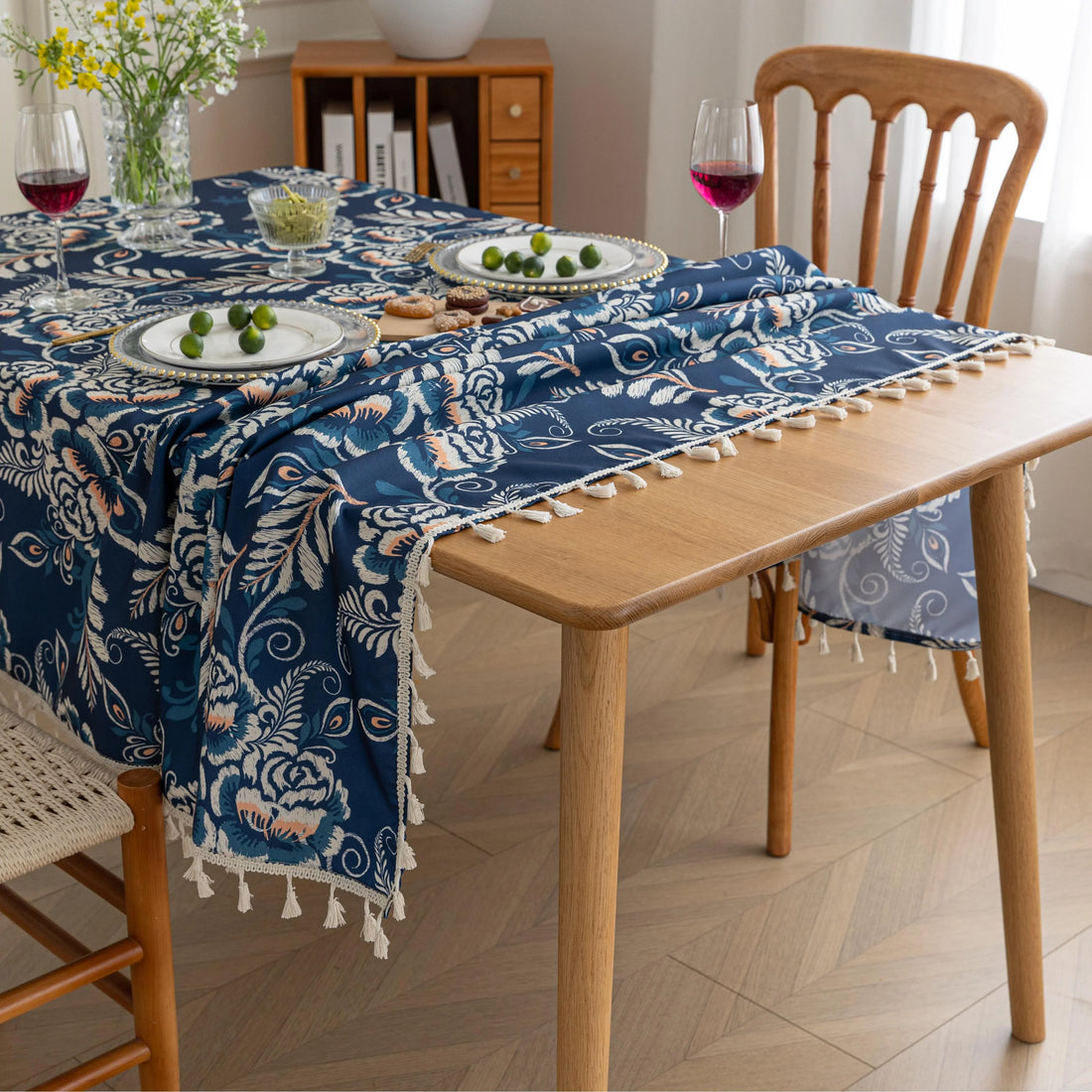 Elegant Floral RectangleTablecloth – Enhance your dining space with this stylish round tablecloth featuring a deep navy blue background adorned with delicate white and beige floral patterns. Accented with charming white tassels along the edge, it brings a refined yet cozy touch to your table décor. Perfect for everyday meals, afternoon tea, or special gatherings, this durable and decorative tablecloth suits both modern and classic interiors.
