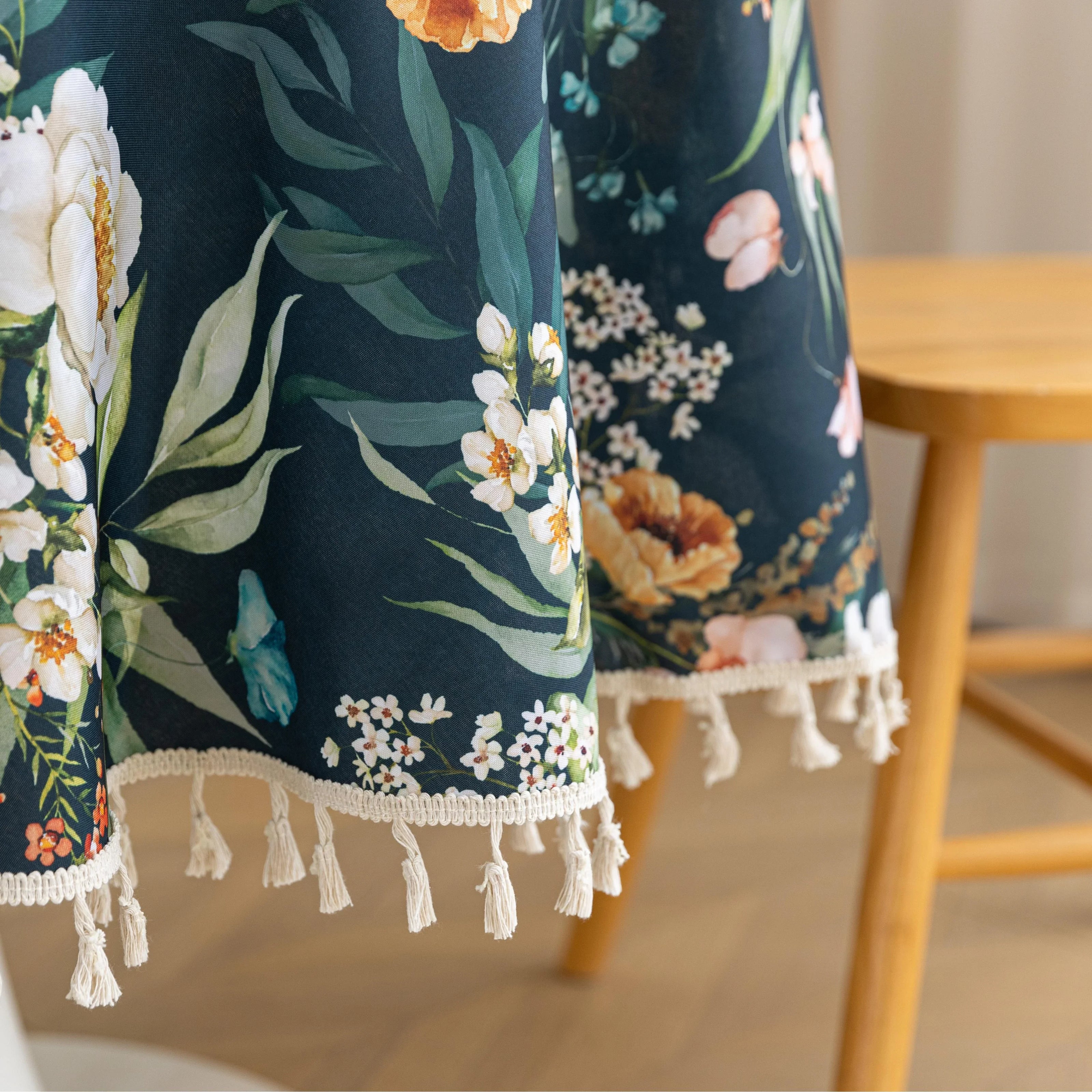 Elegant Dark Floral Round Tablecloth ¨C Add a touch of sophistication to your dining area with this round tablecloth featuring a rich dark green background adorned with vibrant floral prints in shades of orange, pink, and white. Finished with delicate white tassels, it combines elegance with charm, making it perfect for everyday meals, tea parties, or special gatherings. Durable and stylish, it complements both modern and classic home d¨¦cor.
