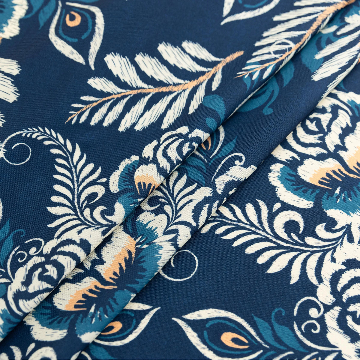 Elegant Floral Round Tablecloth ¨C Enhance your dining space with this stylish round tablecloth featuring a deep navy blue background adorned with delicate white and beige floral patterns. Accented with charming white tassels along the edge, it brings a refined yet cozy touch to your table d¨¦cor. Perfect for everyday meals, afternoon tea, or special gatherings, this durable and decorative tablecloth suits both modern and classic interiors.
